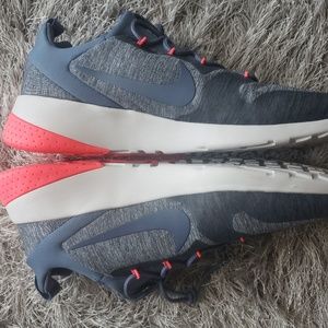 Nike Comfort Walking Shoe